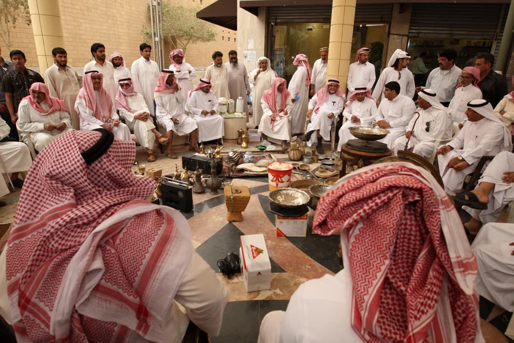 سعوديون يحضرون مزاد علني لبيع السلع المنزلية في العاصمة الرياض.