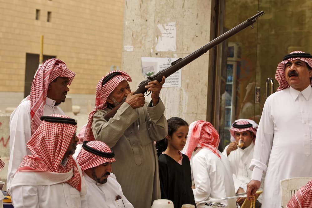 سعوديون يحضرون مزاد علني لبيع السلع المنزلية في العاصمة الرياض.