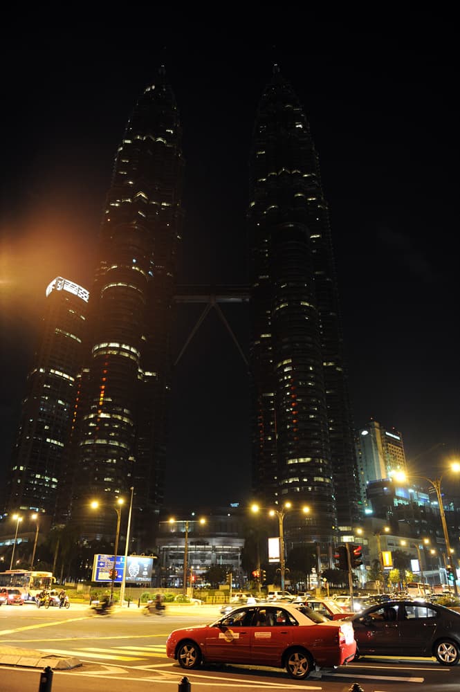 البرجين التوأمين في العاصمة الماليزية  كوالا لمبور يشاركان يوم الأرض.