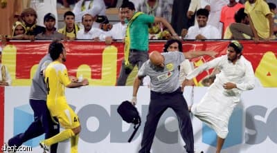 جماهير الوصل تضرب طبيب النصر ..وتمزق قميصه