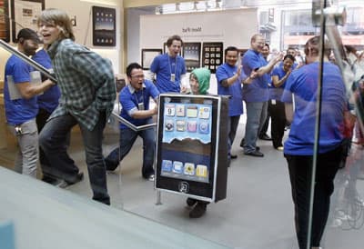 تسليم جهاز الآي باد لطوابير المشترين وسط أجواء احتفالية