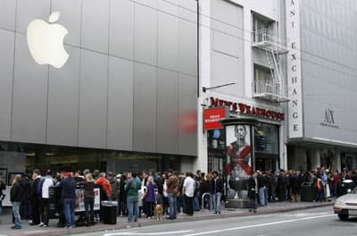 تسليم جهاز الآي باد لطوابير المشترين وسط أجواء احتفالية