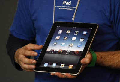 تسليم جهاز الآي باد لطوابير المشترين وسط أجواء احتفالية