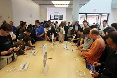 تسليم جهاز الآي باد لطوابير المشترين وسط أجواء احتفالية