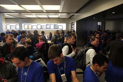 تسليم جهاز الآي باد لطوابير المشترين وسط أجواء احتفالية