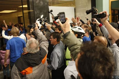 تسليم جهاز الآي باد لطوابير المشترين وسط أجواء احتفالية