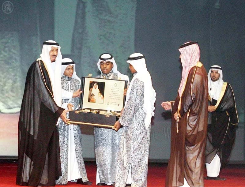 الأمير سلمان بن عبدالعزيز يتبرع بـ مليوني ريال للجمعية الخيرية لرعاية الأيتام