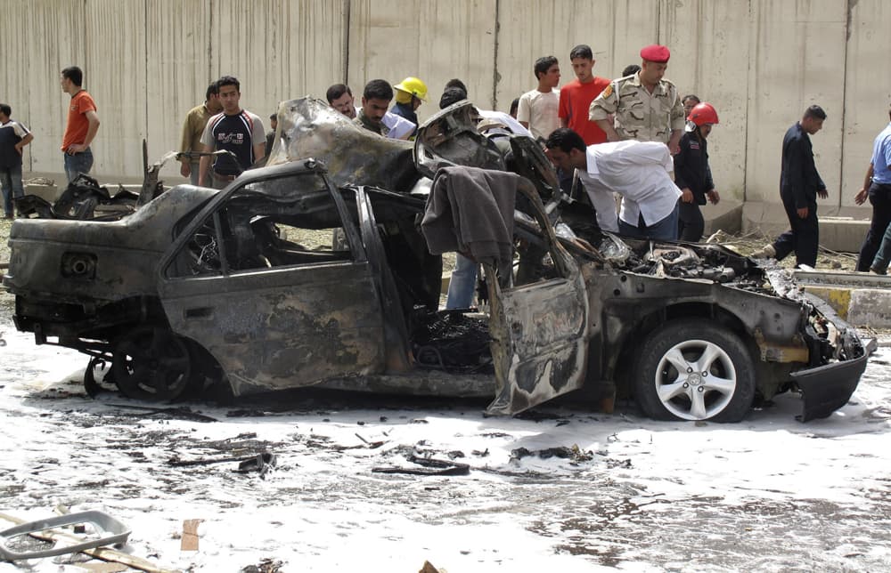 مقتل 15 في إحصاء أولي لثلاث تفجيرات هزت بغداد إحداها أمام سفارة ايران