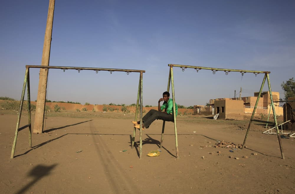 صبية يجلسون على ضفاف نهر النيل  في جزيرة توتي قرب العاصمة السودانية الخرطوم.