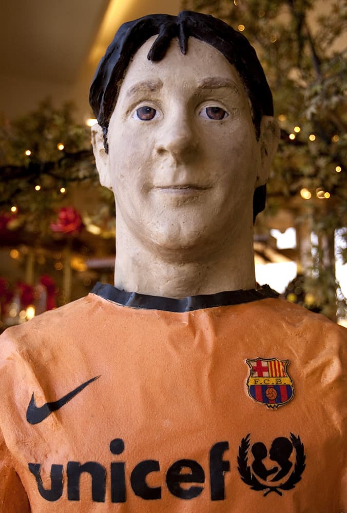 شوكولاته منحوتة على شكل الأرجنتيني ليونيل ميسي لاعب نادي برشلونة كرة القدم يتم عرضه في متجر للحلوى في بالاغوار الاسبانية.