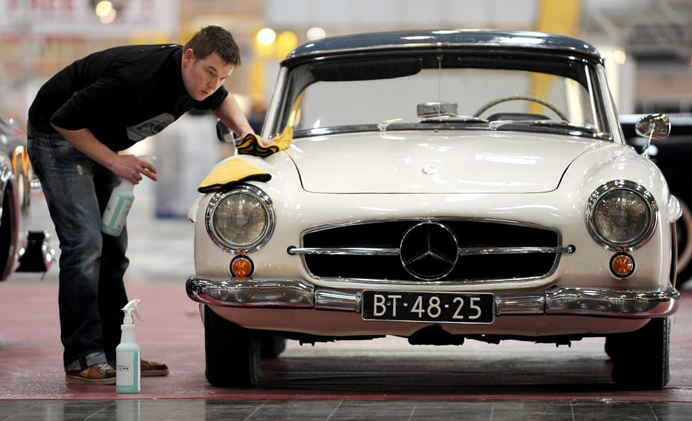 سيارة مرسيدس بنز 1950 (190 SL)  تظهر في مدينة إيسن الألمانية للمشاركة في معرض للسيارات الكلاسيكية.