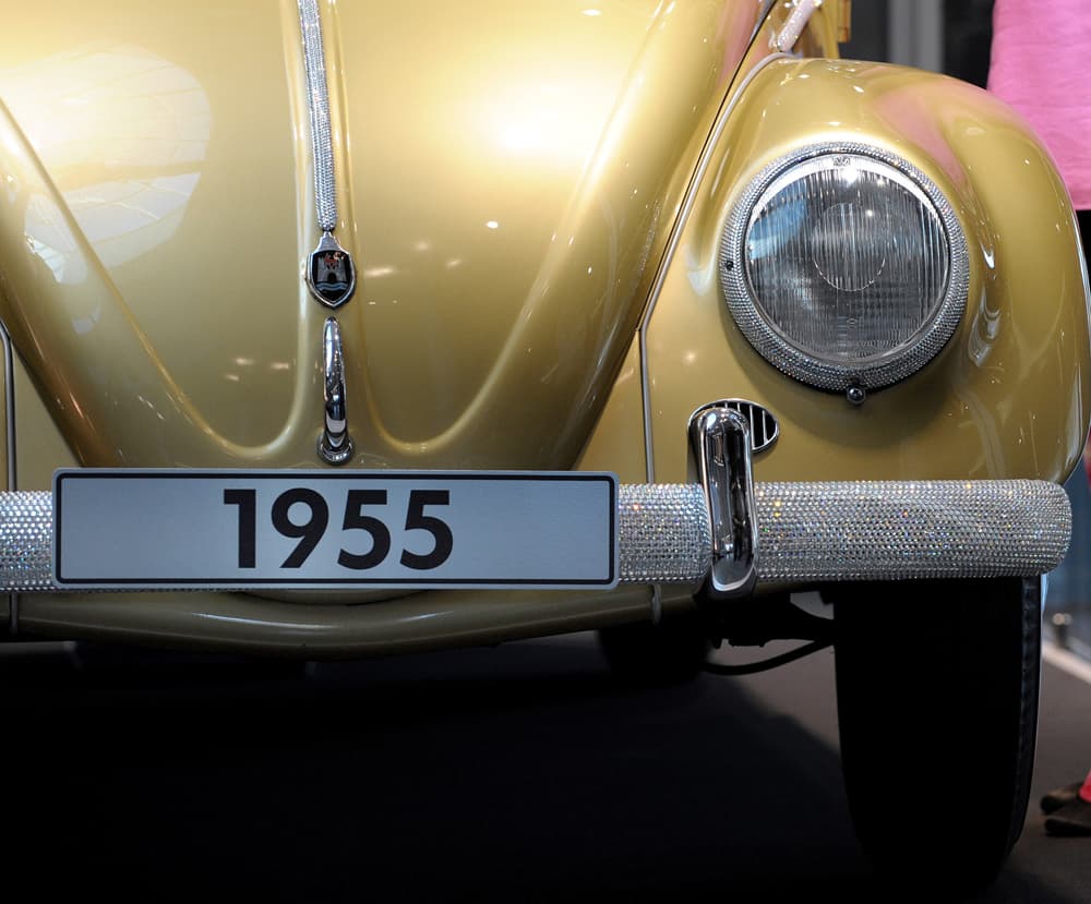سيارة مرسيدس بنز 1950 (190 SL)  تظهر في مدينة إيسن الألمانية للمشاركة في معرض للسيارات الكلاسيكية.
