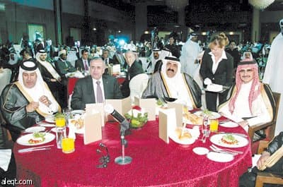 أمير قطر والأمير الوليد يحضران حفل عشاء اتحاد الغرف الخليجية