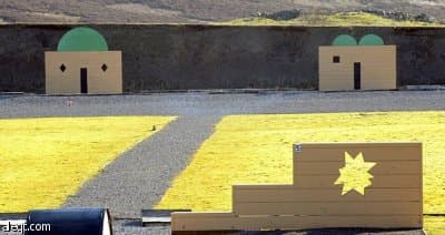 الجيش البريطاني يعتذر لاستخدام مجسمات تشبه المساجد في حقول الرماية