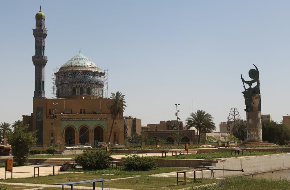 منظر لساحة الفردوس التي تم فيها سحب تمثال الرئيس العراقي الراحل صدام حسين من قبل القوات الأمريكية في بغداد في 9 أبريل 2003.