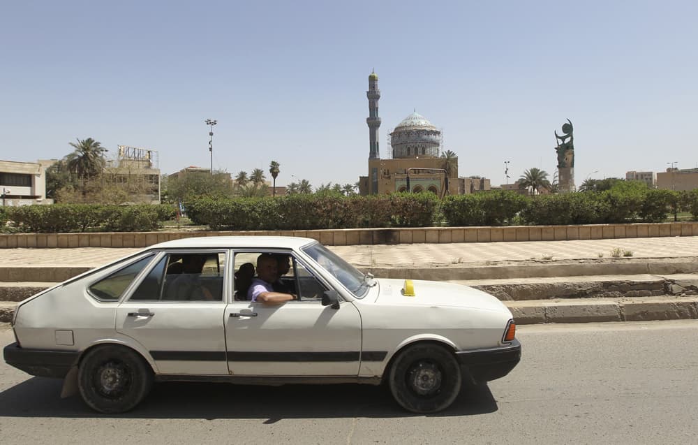 منظر لساحة الفردوس التي تم فيها سحب تمثال الرئيس العراقي الراحل صدام حسين من قبل القوات الأمريكية في بغداد في 9 أبريل 2003.