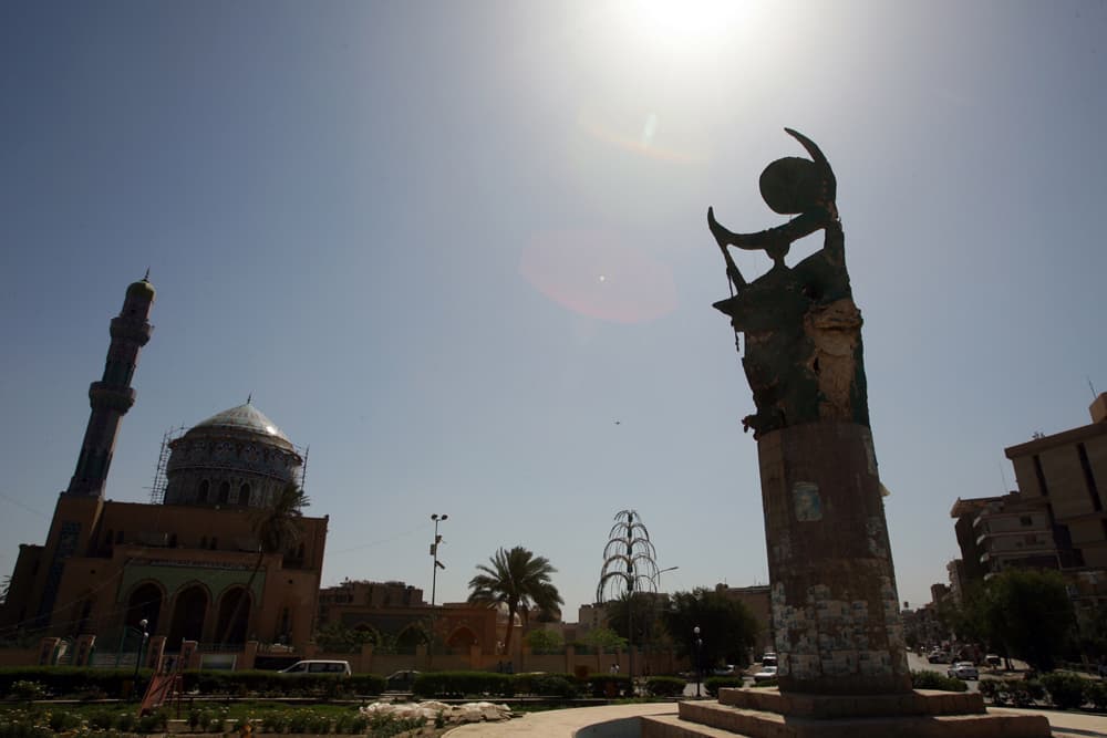 منظر لساحة الفردوس التي تم فيها سحب تمثال الرئيس العراقي الراحل صدام حسين من قبل القوات الأمريكية في بغداد في 9 أبريل 2003.