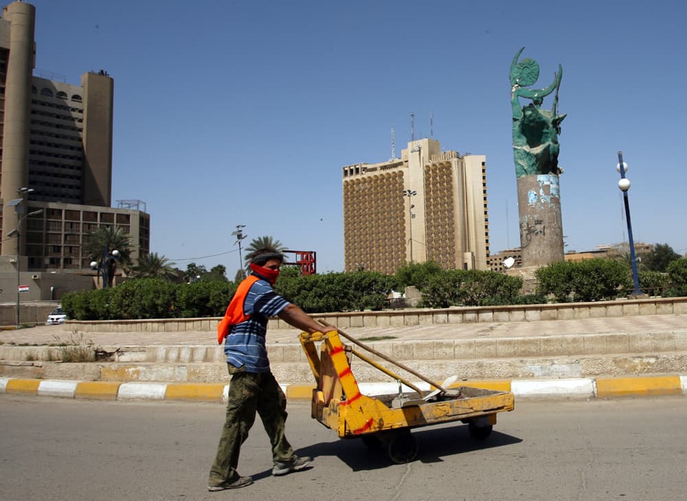 منظر لساحة الفردوس التي تم فيها سحب تمثال الرئيس العراقي الراحل صدام حسين من قبل القوات الأمريكية في بغداد في 9 أبريل 2003.