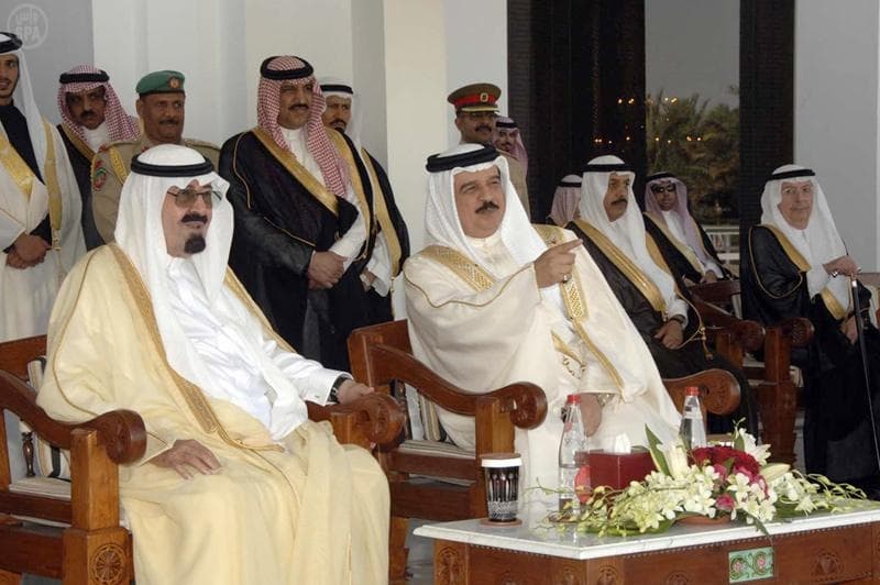 خادم الحرمين الشريفين يستقبل ملك البحرين ويشهد عرضاً للخيل ويغادر البحرين