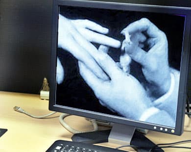 الزواج عبر الإنترنت يثير  معارك حول حضانة الأطفال عبر القارات