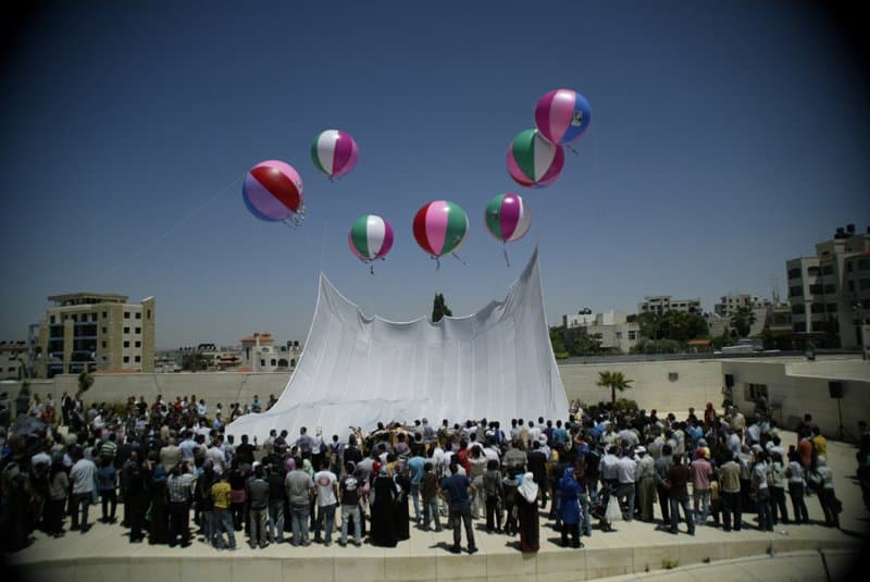 فلسطينيون يصنعون كوفية عملاقة لحمايتها كرمز وطني
