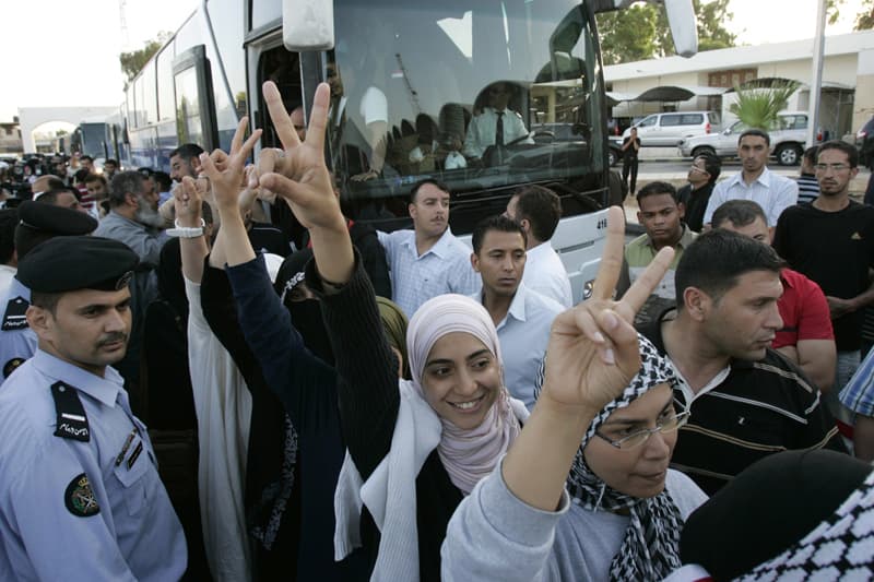 وصول الناشطين المشاركين في أسطول الحرية إلى الأردن في المحطة الأولى قبل وصولهم إلى بلدانهم
