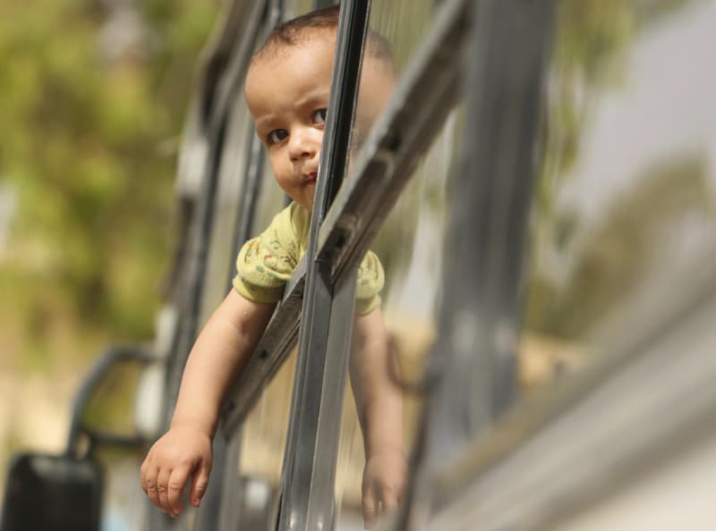 فتاة فلسطينية تمشي بالقرب من لوحة جدارية في معبر رفح الحدودي بعد أن قررت مصر إعادة فتح المعبر إلى أجل غير مسمى رد على الاعتداء ا