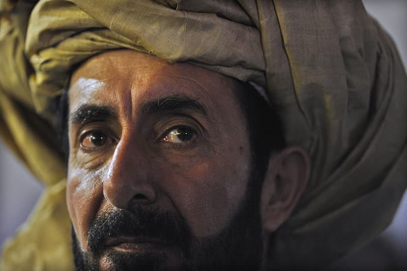 أفغاني يتابع مؤتمر جيركا للسلام في العاصمة الأفغانية بحضور الرئيس الأفغاني كرزاي ومئات من زعماء القبائل حيث دوت أصوات إطلاق الني