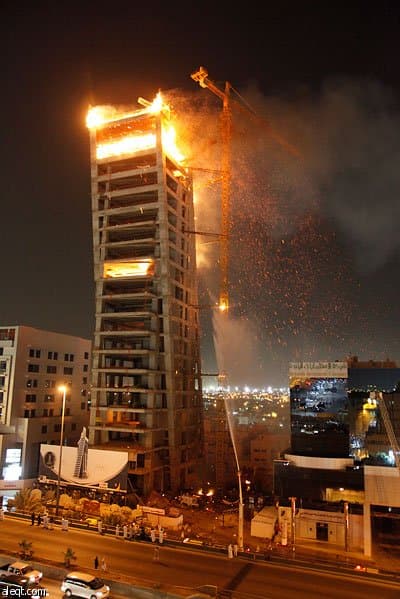 برج الرياض المحترق يتحول إلى مزار .. ومناقشات لوقف استخدام الأخشاب في البناء