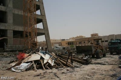 برج الرياض المحترق يتحول إلى مزار .. ومناقشات لوقف استخدام الأخشاب في البناء