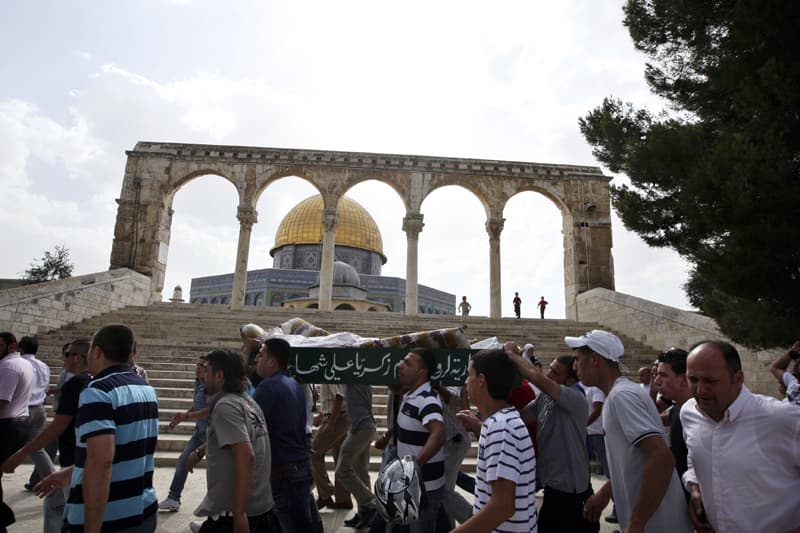فلسطينيون يرفعون العلم التركي أثناء جنازة زياد الجولاني الذي قتله جنود الاحتلال في القدس بعد صلاة الجمعة بدعوى محاولته دهس اثنين