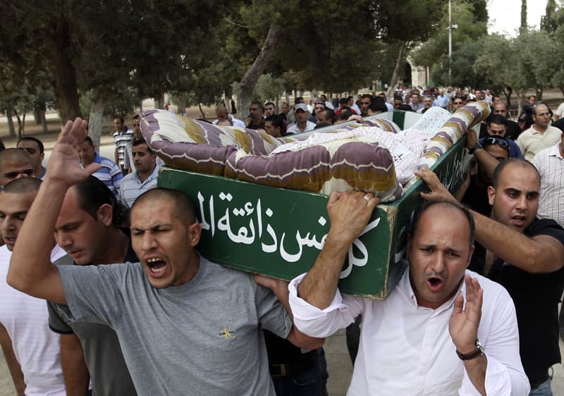 فلسطينيون يرفعون العلم التركي أثناء جنازة زياد الجولاني الذي قتله جنود الاحتلال في القدس بعد صلاة الجمعة بدعوى محاولته دهس اثنين