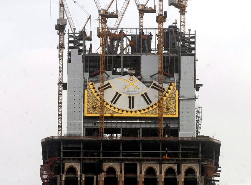 ساعة مكة المكرمة تعد اكبر ساعة في العالم ويتم الاستعداد لافتتاحها خلال الأيام القادمة ويبلغ قطر ساعة مكة 46 متراً فيما يبلغ ارتف