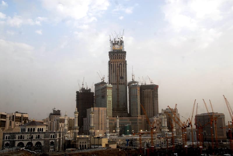 ساعة مكة المكرمة تعد اكبر ساعة في العالم ويتم الاستعداد لافتتاحها خلال الأيام القادمة ويبلغ قطر ساعة مكة 46 متراً فيما يبلغ ارتف