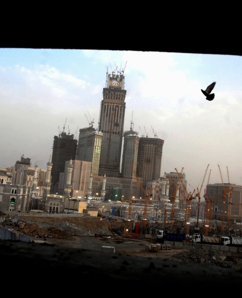 ساعة مكة المكرمة تعد اكبر ساعة في العالم ويتم الاستعداد لافتتاحها خلال الأيام القادمة ويبلغ قطر ساعة مكة 46 متراً فيما يبلغ ارتف