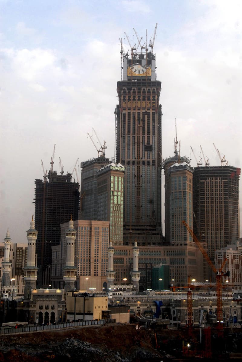 ساعة مكة المكرمة تعد اكبر ساعة في العالم ويتم الاستعداد لافتتاحها خلال الأيام القادمة ويبلغ قطر ساعة مكة 46 متراً فيما يبلغ ارتف