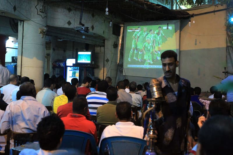 مشجعوا منتخب الجزائر يحتفلون بطريقتهم الخاصة بعد تعادلهم أمس مع انجلترا
