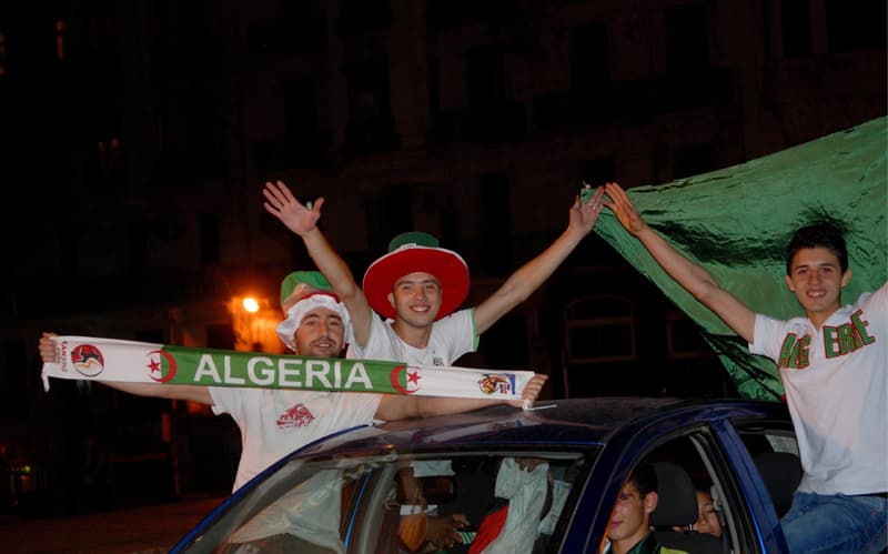 مشجعوا منتخب الجزائر يحتفلون بطريقتهم الخاصة بعد تعادلهم أمس مع انجلترا