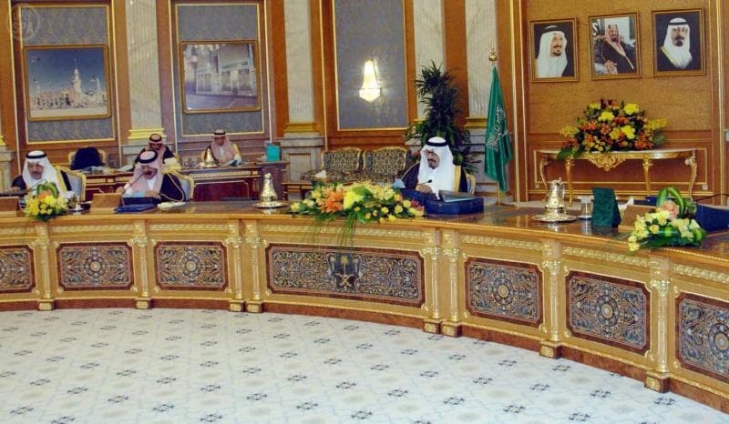 مجلس الوزراء يقر غرامة 200 ريال على المدخنين في المطارات
