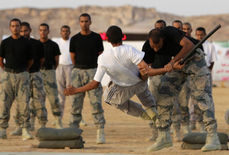 الأمير محمد بن نايف يرعى حفل تخريج دورات معهد حرس الحدود في الرياض