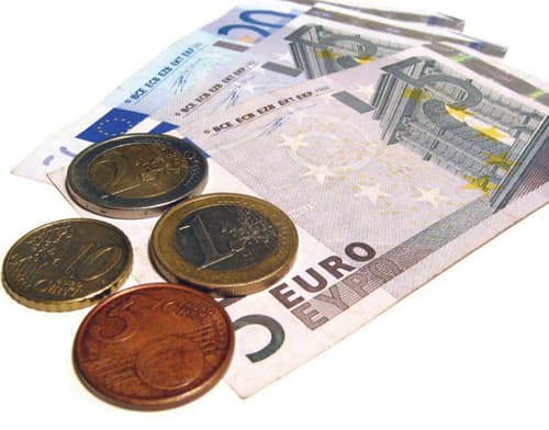 السعوديون يتزودون باليورو «نقدا» في رحلاتهم السياحية إلى أوروبا