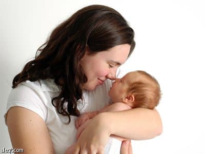 عطف الأم على طفلها يجعله أفضل في التعامل مع ضغوط الحياة