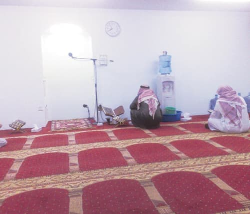 القرني: الإصرار على مكان معين داخل المسجد خطأ نهى النبي عن الوقوع فيه