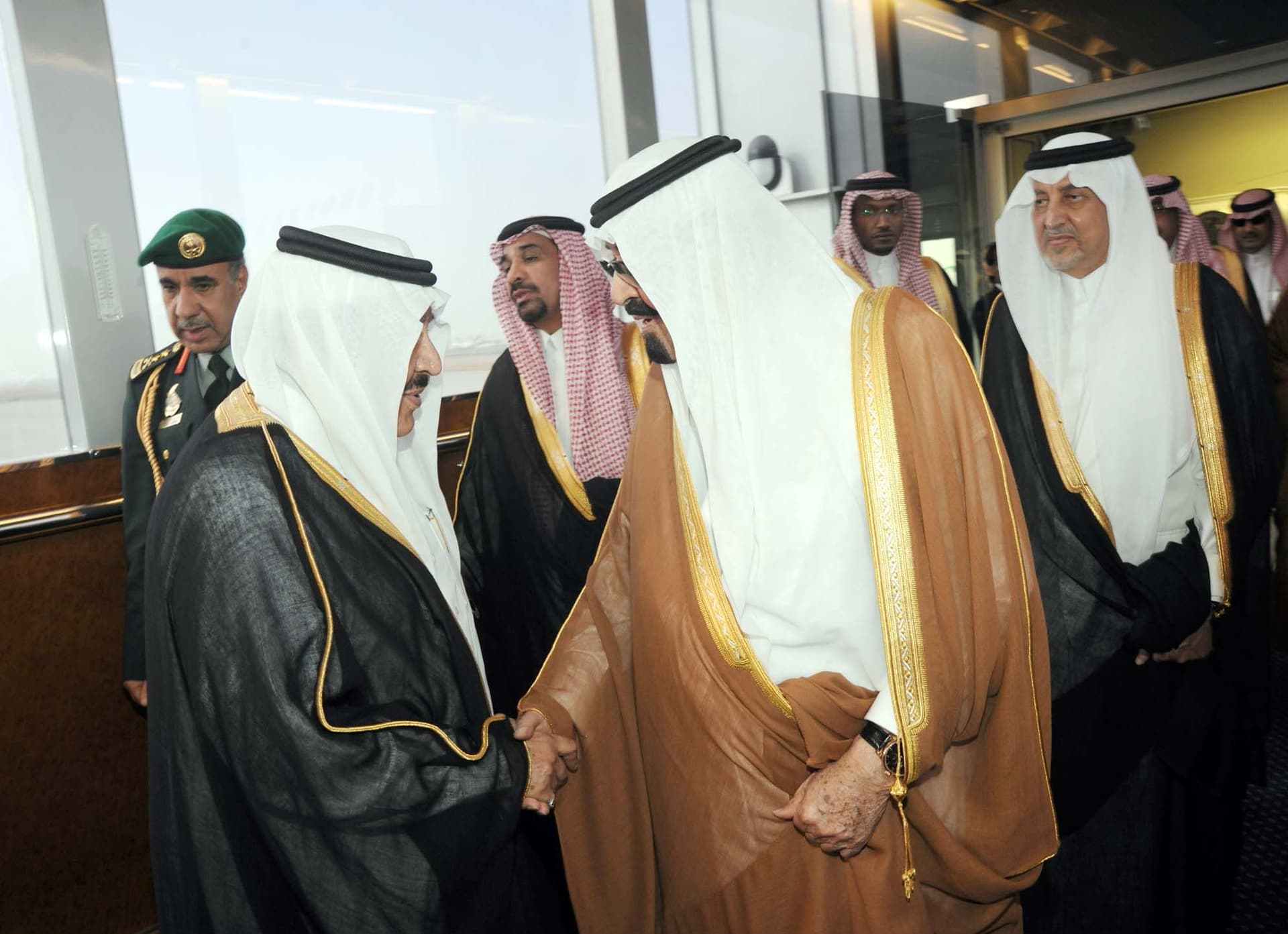 خادم الحرمين الشريفين يعود إلى أرض الوطن