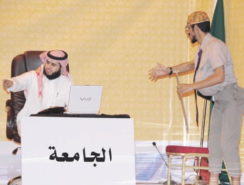 الصمّ يكشفون عن معاناتهم اليومية في مسرحية حائل