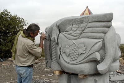 20 نحاتاً يقدمون تجربة خاصة لصناعة اللوحة الحية من صخور البازلت