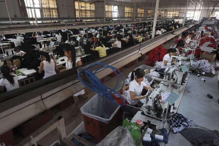 عاملات يخطن الملابس في أحد المصانع في مقاطعة انهوى الصينية
