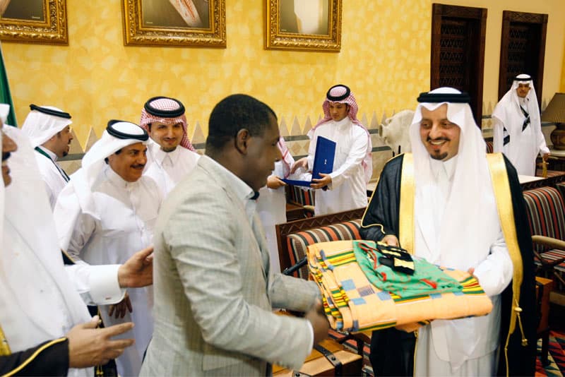 الأمير فيصل بن خالد أمير منطقة عسير خلال تكريمه للوفود المشاركة في بطولة النخبة الدولية الثالثة المقامة في أبها