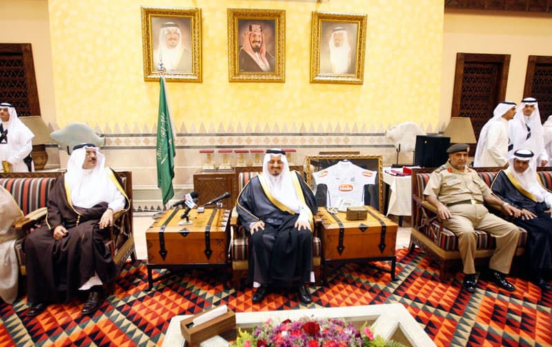 الأمير فيصل بن خالد أمير منطقة عسير خلال تكريمه للوفود المشاركة في بطولة النخبة الدولية الثالثة المقامة في أبها