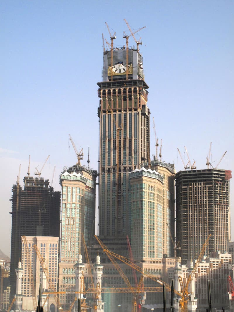 صور لمراحل العمل في ساعة مكة والتي سيبدأ التشغيل التجريبي لها في الأسبوع الأول من شهر رمضان المبارك